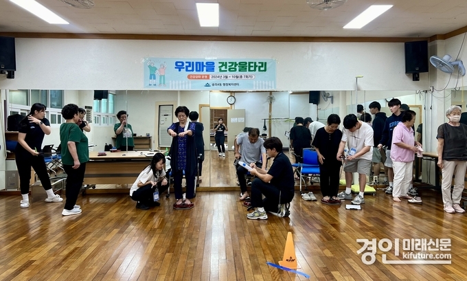 인천 미추홀구 숭의4동이 어르신 대상으로 출장 체력 측정을 실시하고 있다. <사진=미추홀구>