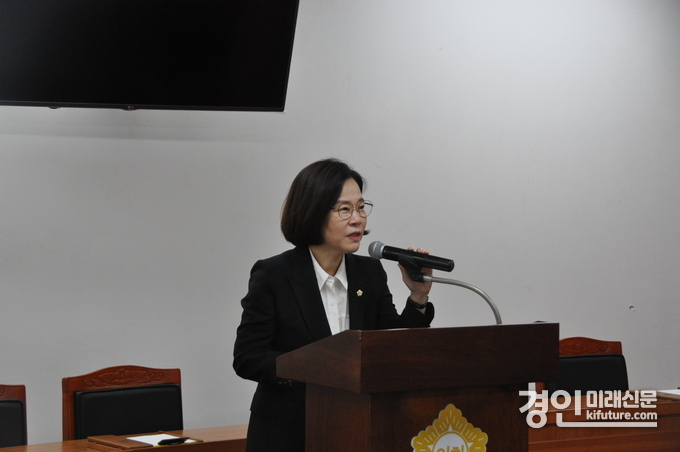 송진영 오산시의원이 기자회견을 갖고 있다. <사진=오산시의회>