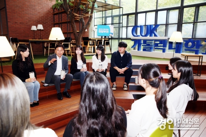 조용익 부천시장이 ‘천원의 아침밥’ 사업 현장인 가톨릭대학교를 방문해 학생들과 소통하고 있다. <사진=부천시>