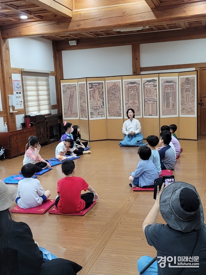 아동들이 전통 예절교육을 받고 있다. <사진=수원시>