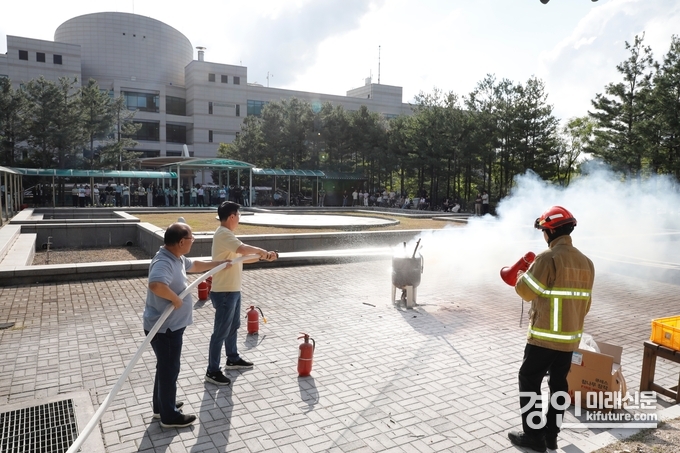화성시가 화성소방서와 함께 합동소방훈련을 실시하고 있다. <사진=화성시>