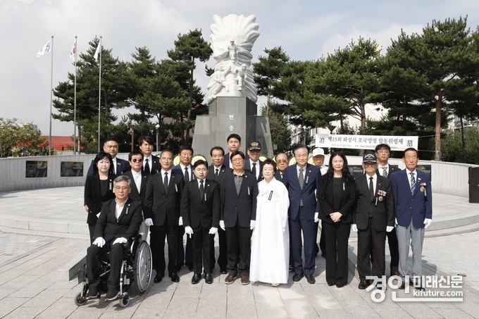 화성시 보훈단체협의회가 순국선열과 호국영령들의 넋을 기리는 합동 위령제를 개최하고 관계자들이 기념촬영을 하고 있다. <사진=화성시>