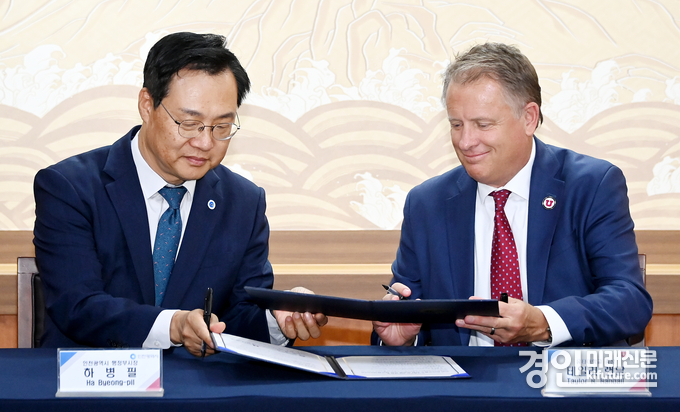 하병필 인천시 행정부시장(왼쪽)이 테일러 랜달 유타대학교 총장과 업무협약서에 서명을 하고 협약서를 교환하고 있다. <사진=인천시>