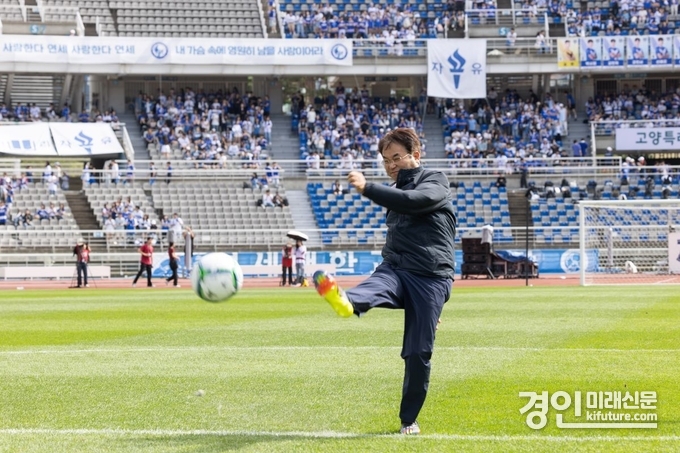 이동환 고양특례시장 '2024 정기 고연전' 축구대회에서 시축하고 있다. <사진=고양시>