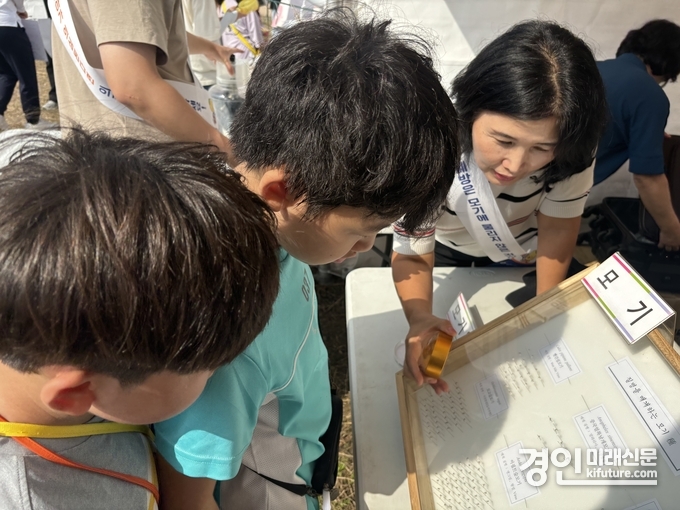시흥시가 갯골축제에서 ‘말라리아 예방 캠페인’을 실시하고 있다. <사진=시흥시>