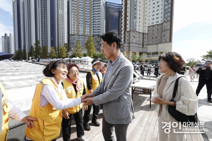 정명근 화성시장(가운데)이 도농 어울림 축제에서 시민들을 반깁게 마주하고 있다. <사진=화성시>