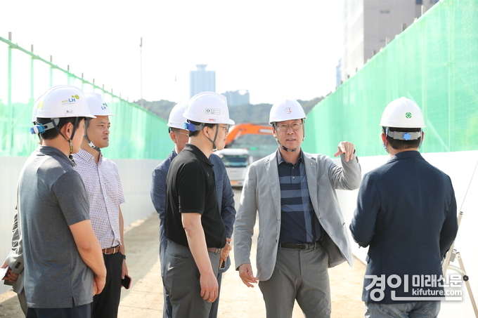 정명근 화성시장(오른쪽 2번째)이 경부고속도로 임시보행로를 점검하고 있다. <사진=화성시> 