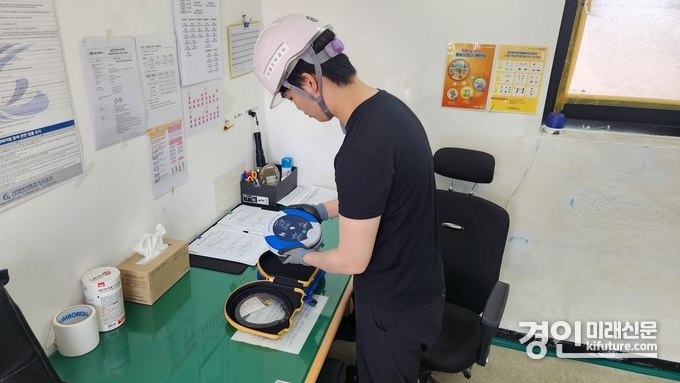 시흥도시공사가 공공체육시설 안전점검을 실시하고 있다. <사진=시흥도시공사>