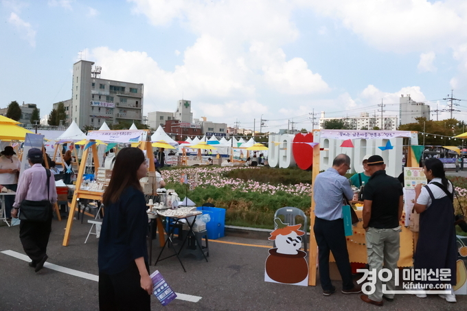 시민들이 인천도시재생축제를 둘러보고 있다. <사진=iH>
