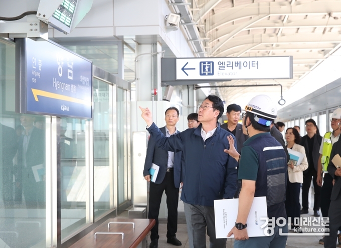 정명근 화성시장(왼쪽)이 서해선 향남역 현장을 방문해 사전 점검하고 있다. <사진=화성시>