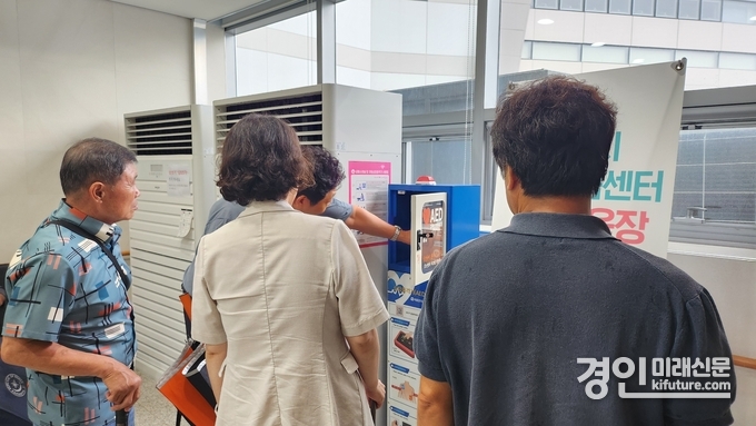 평택시 시민명예감사관이 자동심장충격기 관리 실태를 점검하고 있다. <사진=평택시>