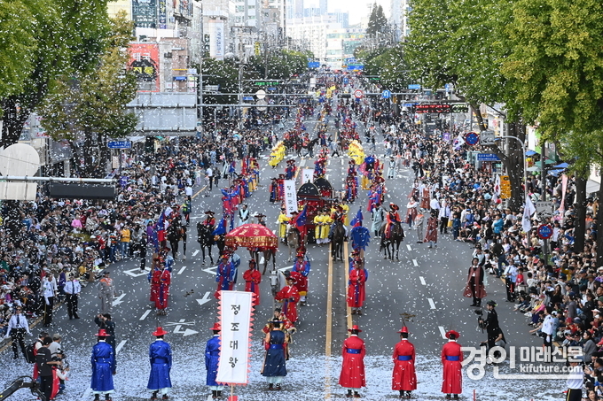 2023년 정조대왕 능행차 공동재현 본행렬이 장안문 인근에서 퍼레이드를 하고 있다. <사진=수원시>