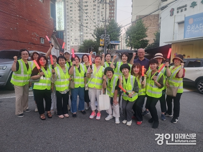 인천 옥련2동 통장자율회는 치안 취약지역 야간순찰활동을 실시한 가운데 기념촬영을 하고 있다. <사진=연수구>