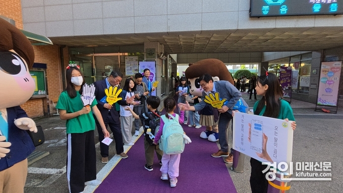 2.인천광역시교육청이 학교로 찾아가는 등굣길 학교폭력 예방 캠페인 '제비꽃길 캠페인'을 실시하고 있다. <사진=인천시교육청>