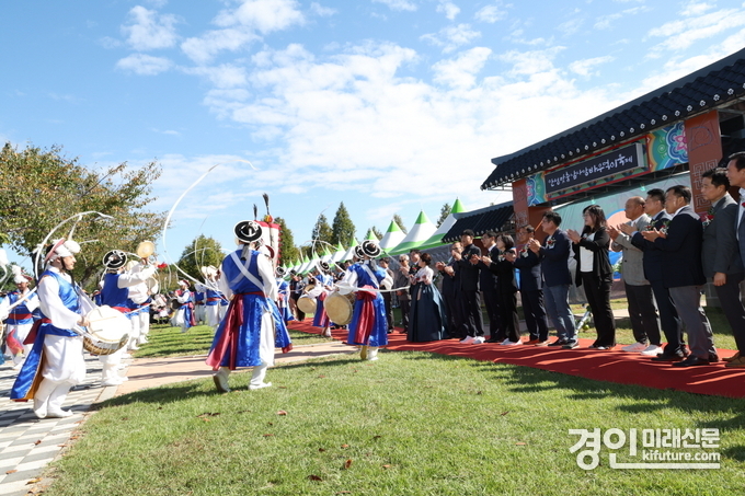 2024 바우덕이 축제를 안성 남사당 풍물단의 흥겨운 놀이가 포문을 열고 있다. <사진=안성시> 