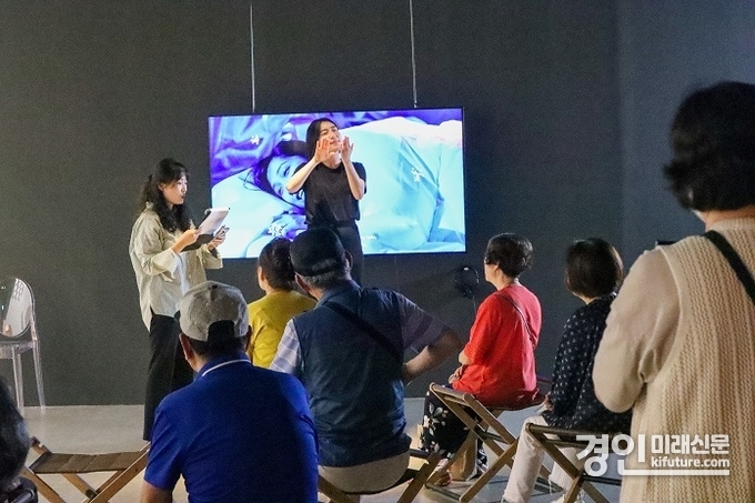수원시립미술관이 수어해설 투어를 진행하고 있다. <사진=수원시립미술관>