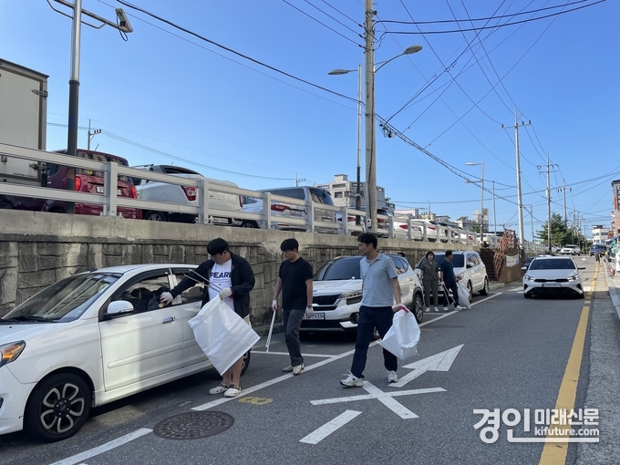 시흥도시공사 임직원들이 공영주차장 환경정화 활동을 실시하고 있다. <사진=시흥도시공사>
