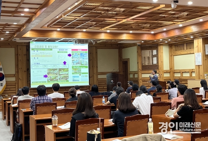 인천 미추홀구가 가로수 조성관리 우수사례 발표를 진행하고 있다. <사진=미추홀구>