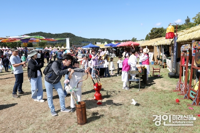관광객들이 가족과 친구, 연인들이 바우덕이 축제장를 즐기고 있다. <사진=안성시>