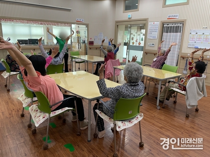 화성시 노인보건센터가 프로그램을 진행하고 있다. <사진=화성시>