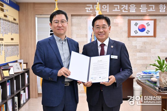 전진선 양평군수(오른쪽)이 한국조폐공사와 업무협약을 맺고 기념촬영을 하고 있다. <사진=양평군>