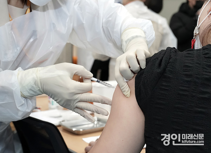 분당구보건소 관계자가 코로나19 예방 주사를 접종하고 있다. <사진=성남시>