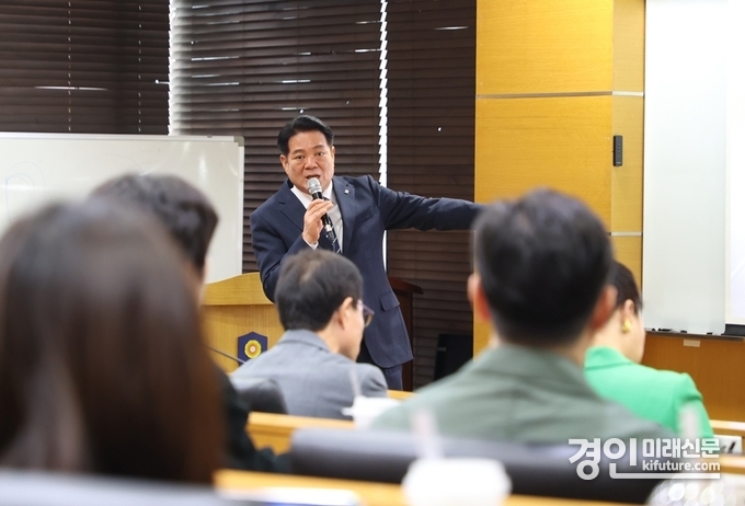최대호 인양시장이 안양대에서 안양학 특강을 하고 있다. <사진=안양시>