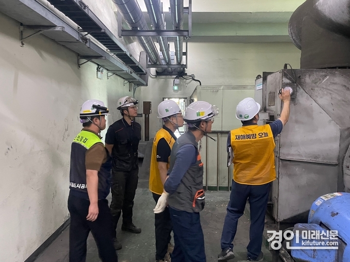 시흥도시공사가 전문기관 합동 소방 및 위험물 안전관리 실태를 점검하고 있다. <사진=시흥도시공사>