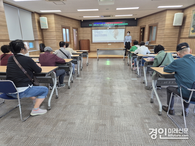 인천 남동구가 재가암환자 수면위생교육 및 이완훈련을 실시하고 있다. <사진=남동구>