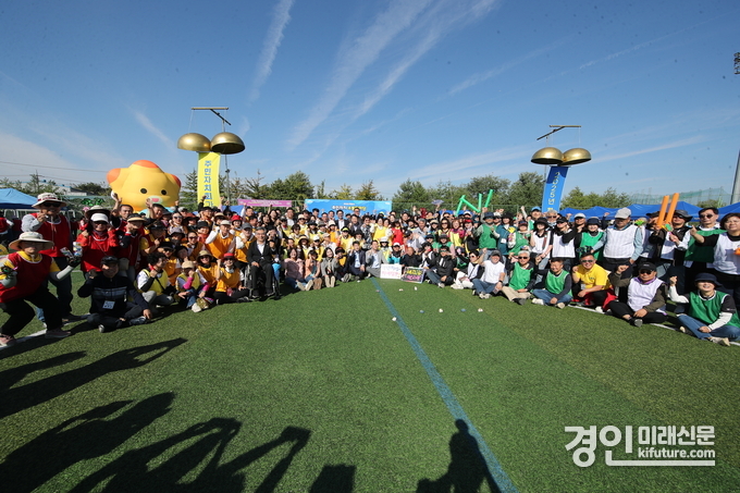 2024 주민자치소통한마당에 참여한 관계자들이 기념촬영을 하고 있다. <사진=화성시의회>