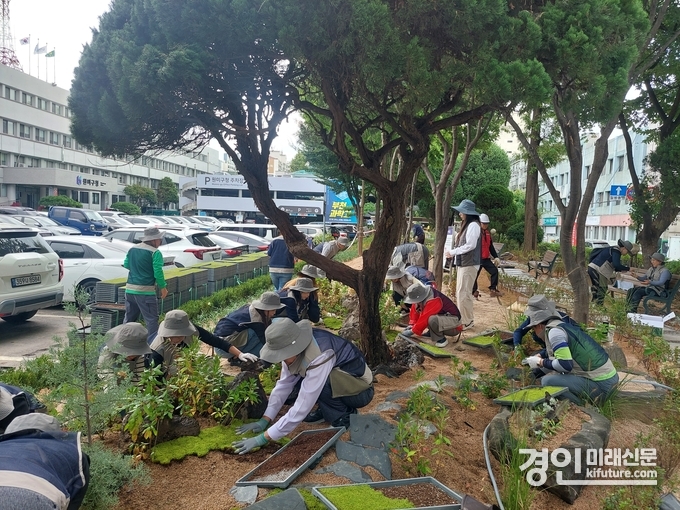 부천시가 지난 10일 원미사랑 탄소중립실천단, 마을정원 교육문화 프로그램 참여자와 함께 원미구청에 시민참여형 마을정원을 조성하고 있다. <사진=부천시>