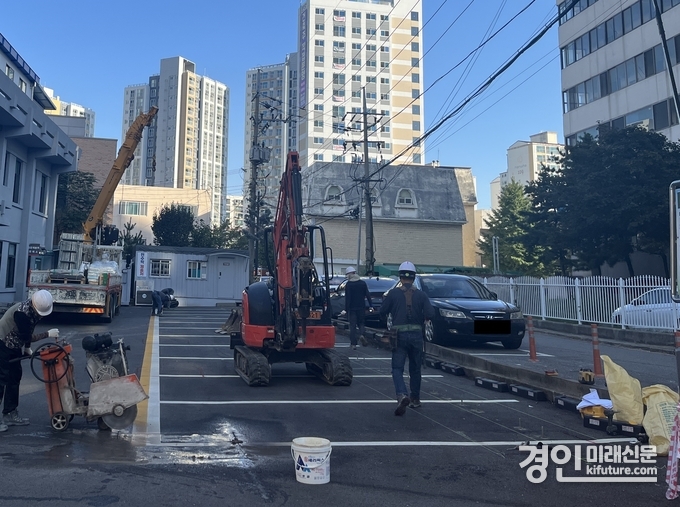 인천 미추홀구시설관리공단이 태양광 발전설비를 설치하고 있다. <사진=미추홀구>