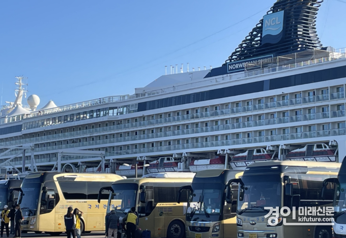 노르웨지안(Norwegian) 선사의 노르웨지안 스피릿 호(Norwegian Spirit)가 인천항 크루즈터미널에 입항했다. <사진=인천시>