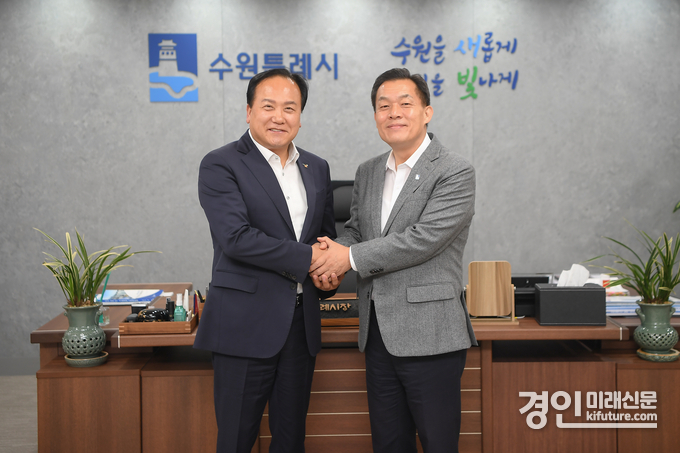 이재준 수원시장(오른쪽)이 수원시를 방문한 이권재 오산시장과 악수를 하고 있다. <사진=오산시>