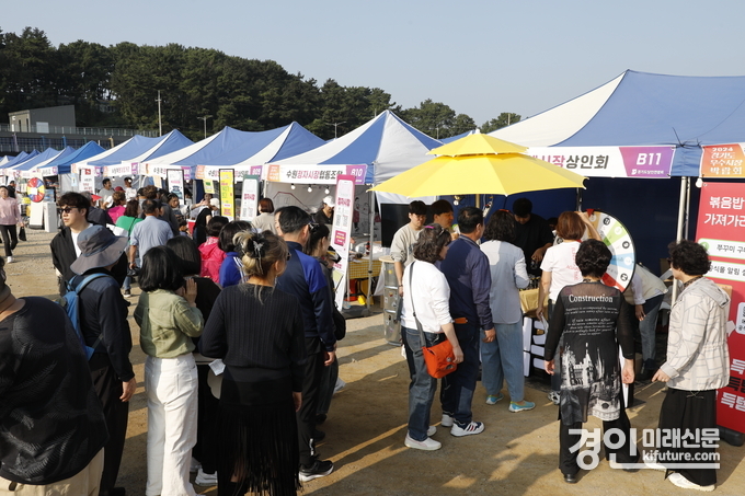 시민들이 경기도우수시장 박람회를 찾고 있다. <사진=화성시> 