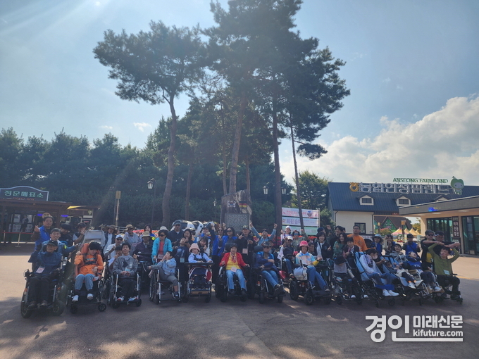 의왕시 부곡동 지역사회보장협의체가 '아름다운 동행' 가을 나들이를 진행한 가운데 기념촬영을 하고 있다. <사진=의왕시>