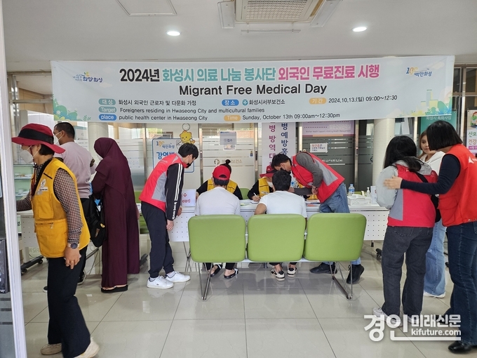 화성시 의료나눔 봉사단이 외국인 근로자를 대상으로 무료 진료 봉사를 실시하고 있다. <사진=화성시>
