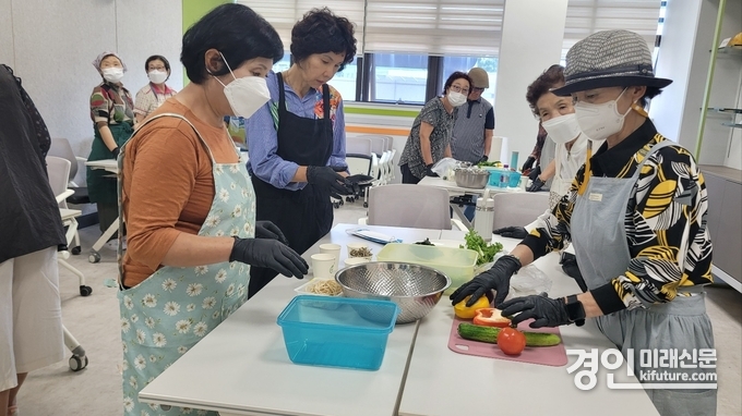 양평군 건강관리센터가 영양실습 교육을 진행하고 있다. <사진=양평군>