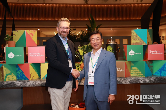 마테오 레포레 이탈리아 볼로냐 시장(왼)과 신상진 성남시장(오른)이 현지시간 14일 멕시코시티 블룸버그시티랩 회의장에서 기념촬영을 하고 있다. <사진=성남시>