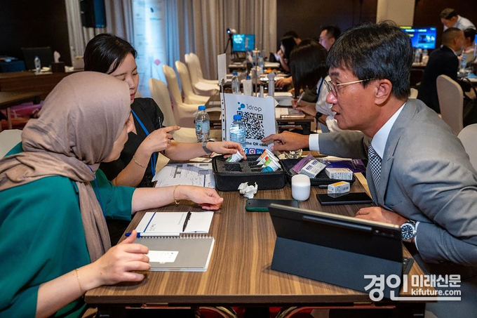 성남시 시장개척단이 지난 9월 24일 두바이 미디어 로타나 호텔에 차려진 수출상담장에서 현지 바이어들과 계약 상담을 하고 있다. <사진=성남시>