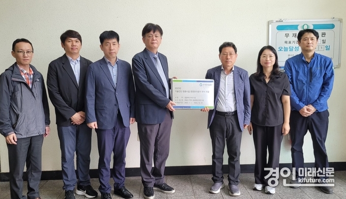 화성시 마도 공공폐수처리시설이 한국환경공단에서 주관하는 ‘2023년도 기술진단 완료시설 운영관리평가’ 우수시설 선정된 가운데 관계자들이 기념촬영을 하고 있다. <사진=화성시>