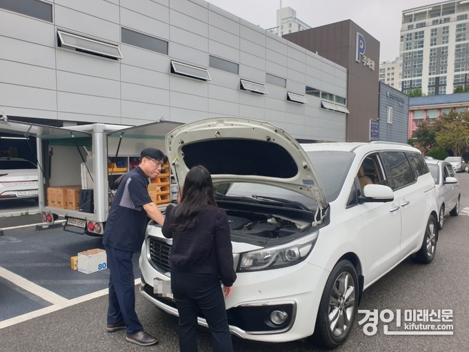 인천 미추홀구시설관리공단 관계자가 무상점검을 실시하고 있다. <사진=미추홀구>