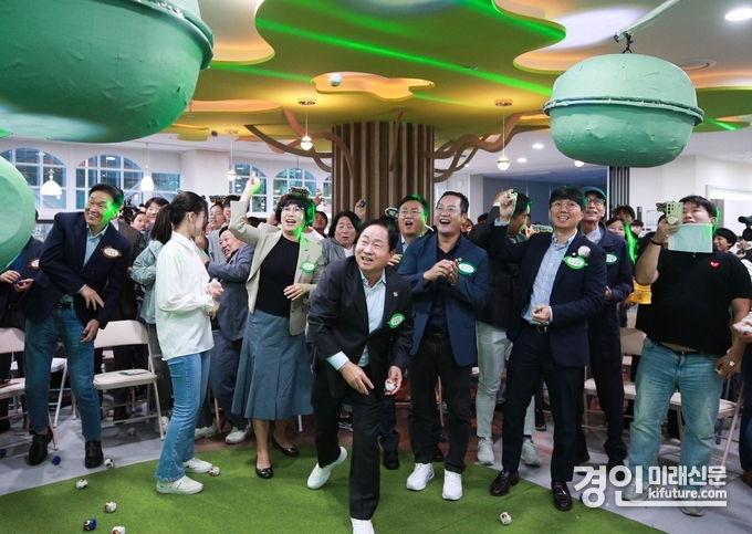주광덕 남양주시장(가운데)이 ‘도농공원 문화체육시설’ 개관식에서 시민들과 함께하고 있다. <사진=남양주시>