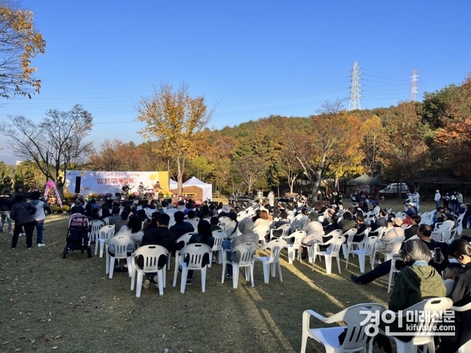 여주시가 황학산수목원 숲속 작은 음악회 '임(林)과 함께'를 개최하고 있다. <사진=여주시>
