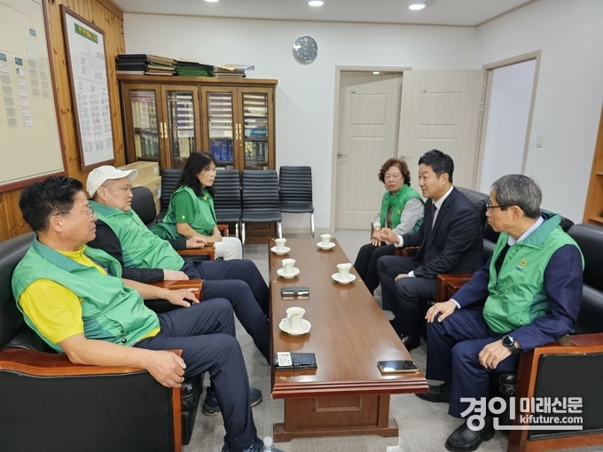 김진경 경기도의회 의장(오른쪽 2번째)이 시흥시새마을회와 예산 확보 및 사업 지원에 대해 논의하고 있다. <사진=경기도의회>
