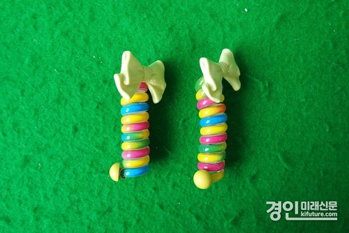 납 함유량이 기준치 대비 304.3배 초과 검출된 아동용 머리끈. <사진=경기도>