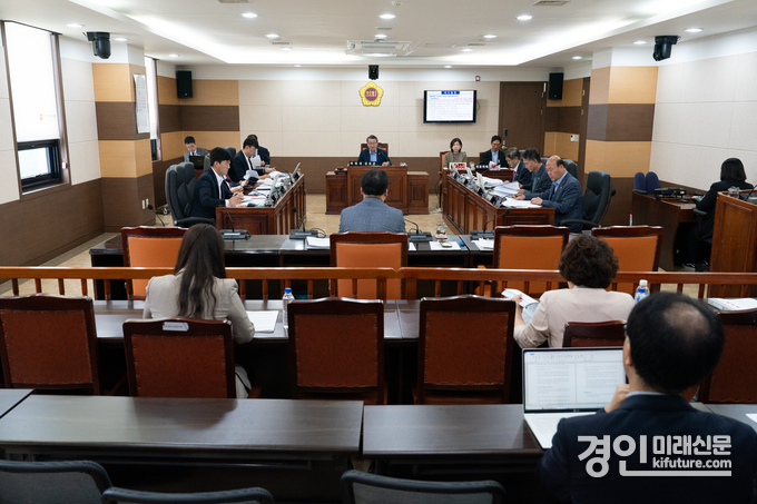 인천광역시의회 산업경제위원회가 회의를 진행하고 있다. <사진=인천시의회>