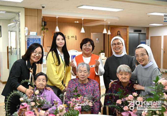 화성도시공사 임직원들이 '사랑의 꽃꽂이'에 참여한 가운데 관계자들과 기념촬영을 하고 있다. <사진=HU공사>