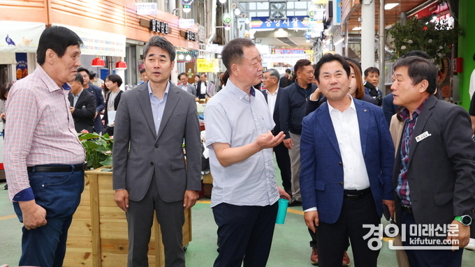 부여군 의회·집행부가 지난 17일 안성시 전통시장을 둘러보고 있다. <사진=안성시>