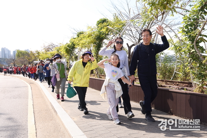 의왕시민들이 10월 두발로데이에 참여하고 있다. <사진=의왕시>